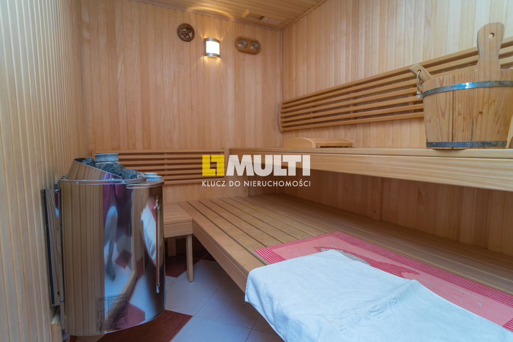 Nietuzinkowa nieruchomość w Dobrej. (17)