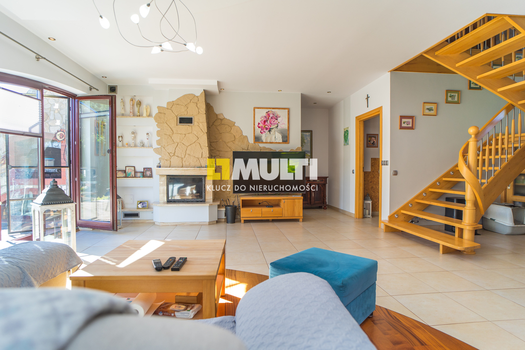 Nietuzinkowa nieruchomość w Dobrej. (5)