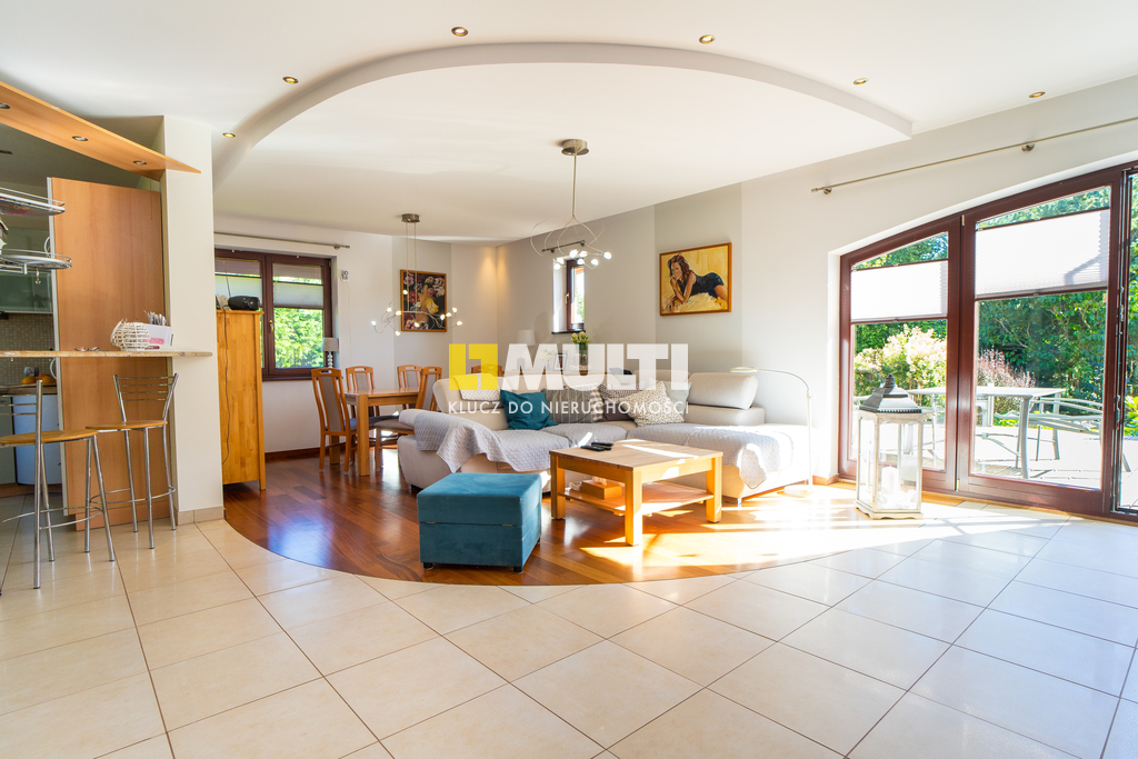 Nietuzinkowa nieruchomość w Dobrej. (6)