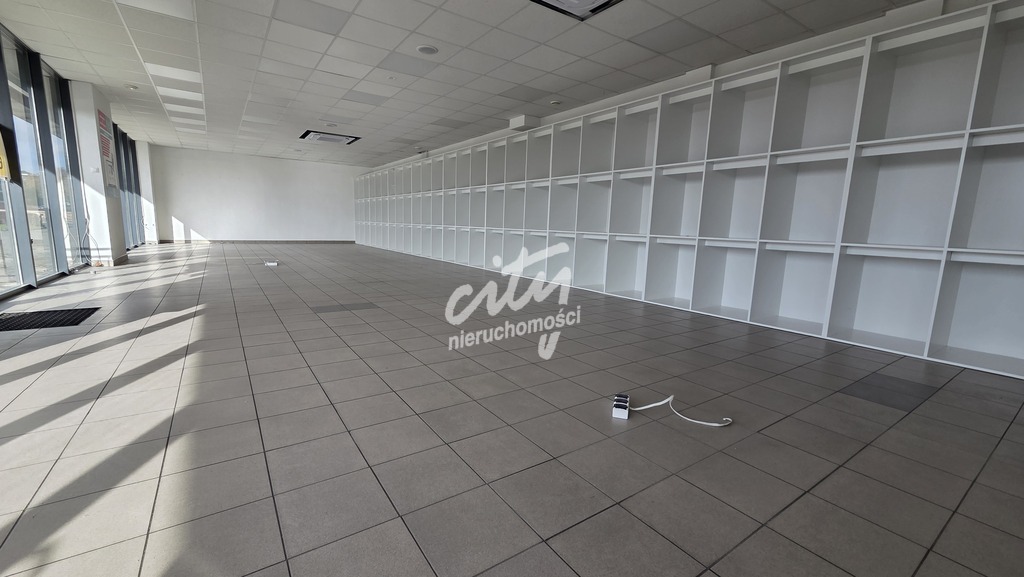 Lokal handlowo-usługowy 165 m² z dużymi witrynami (1)