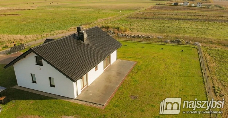 PRZESTRONNY DOM POD KOŁOBRZEGIEM  (2)