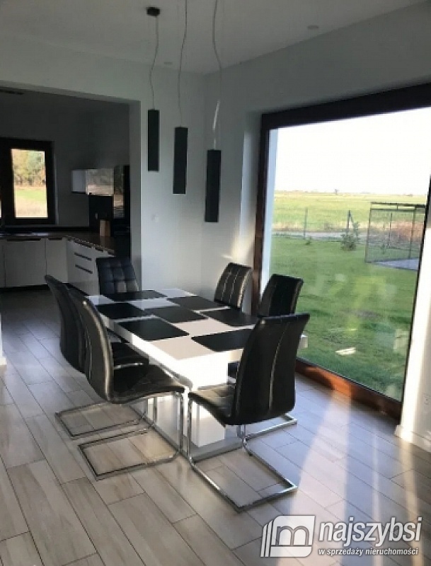 PRZESTRONNY DOM POD KOŁOBRZEGIEM  (3)