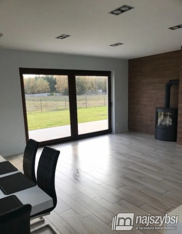 PRZESTRONNY DOM POD KOŁOBRZEGIEM  (4)