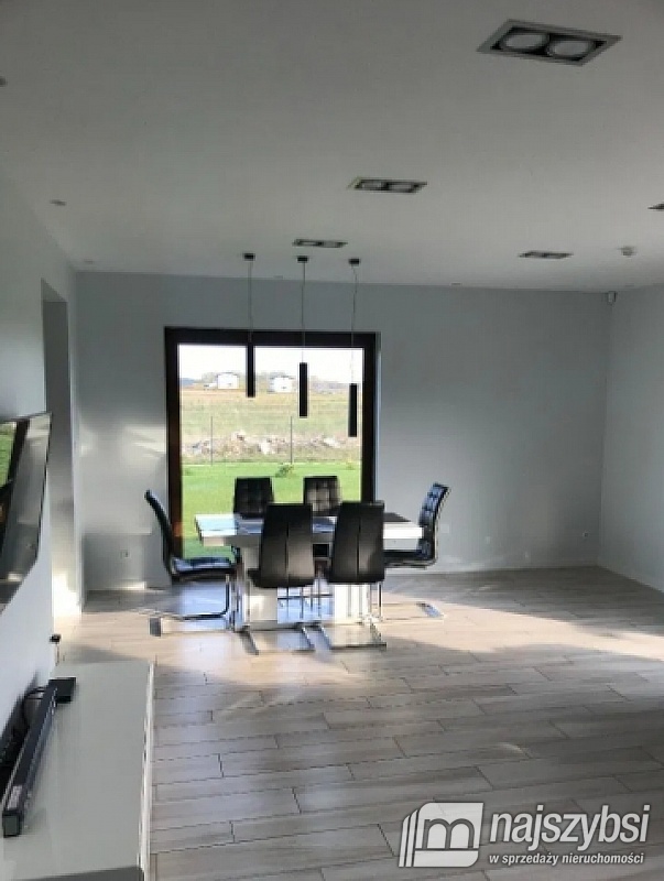 PRZESTRONNY DOM POD KOŁOBRZEGIEM  (5)