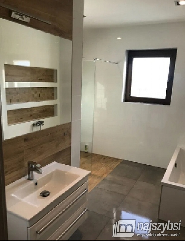 PRZESTRONNY DOM POD KOŁOBRZEGIEM  (8)