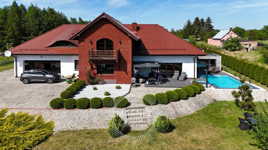 Wyjątkowy dom nad jeziorem z basenem i sauną (2)