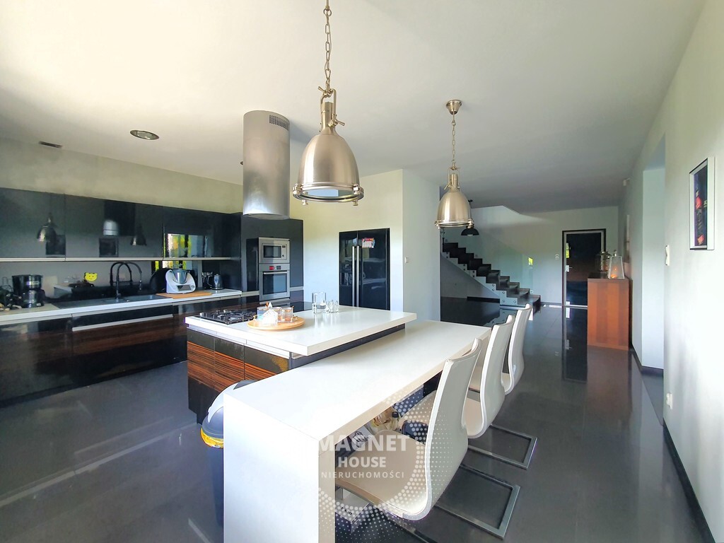 Wyjątkowy dom nad jeziorem z basenem i sauną (9)