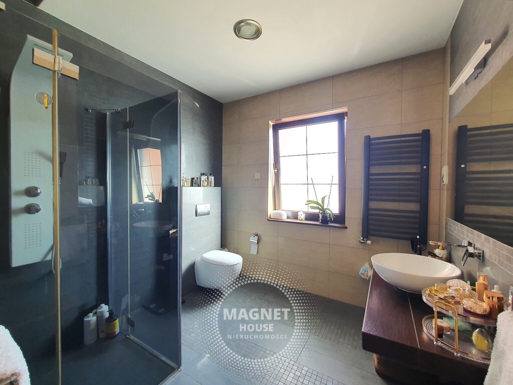 Wyjątkowy dom nad jeziorem z basenem i sauną (10)