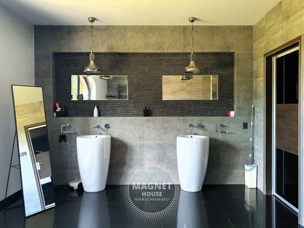 Wyjątkowy dom nad jeziorem z basenem i sauną (14)