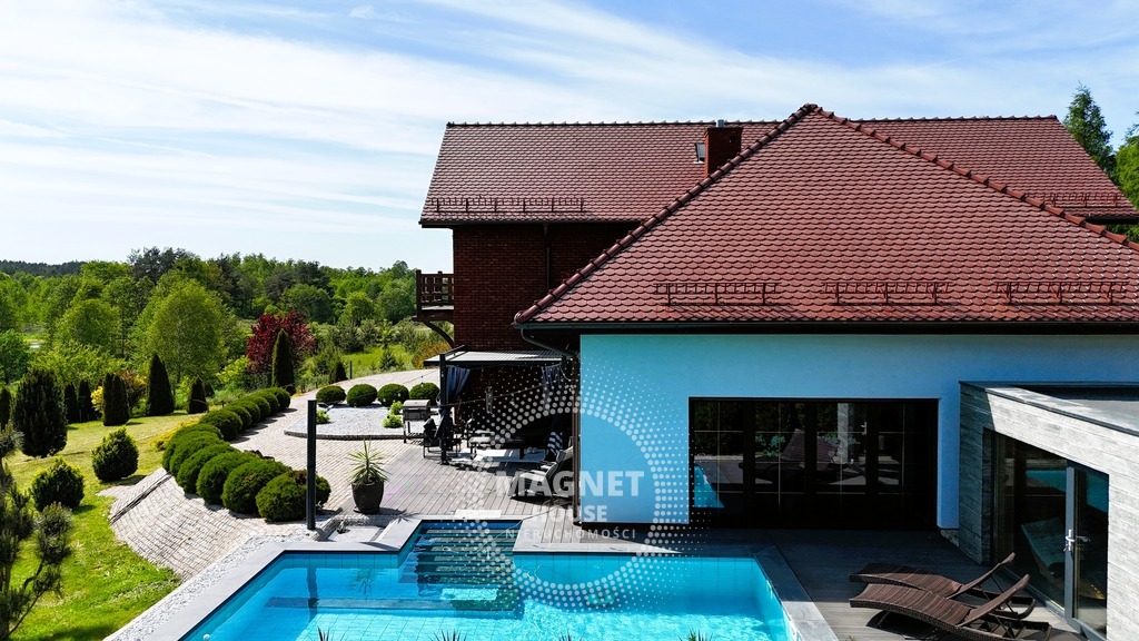 Wyjątkowy dom nad jeziorem z basenem i sauną (4)