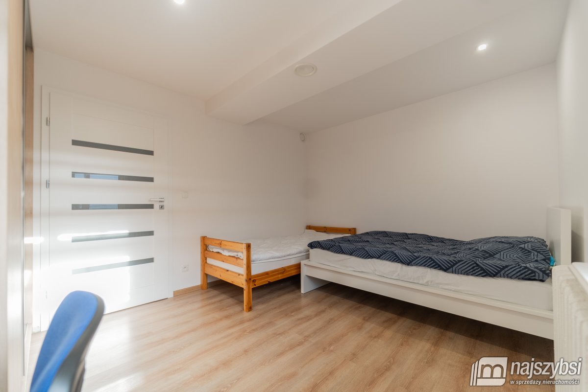 Bienice - hale  z budynkiem  mieszkalnym (24)