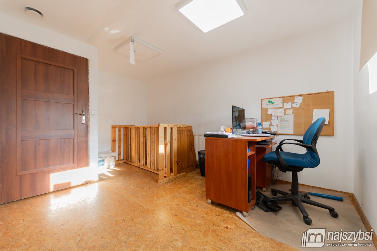 Bienice - hale  z budynkiem  mieszkalnym (32)