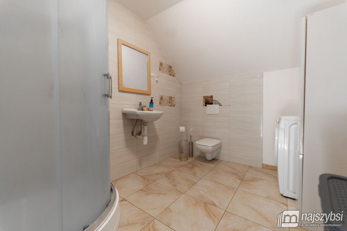 Bienice - hale  z budynkiem  mieszkalnym (33)