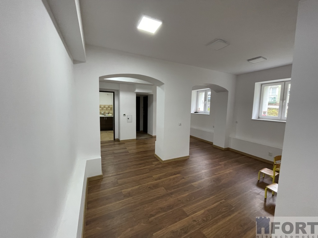 Lokal na gabinety urody, fitness centrum, klubik (2)