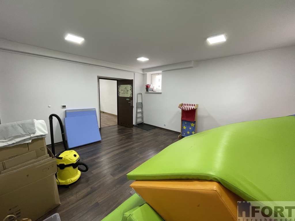 Lokal na gabinety urody, fitness centrum, klubik (13)