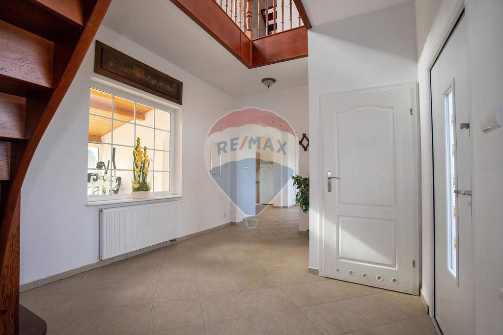 Rodzinna rezydencja z potencjałem pensjonatowym! (27)