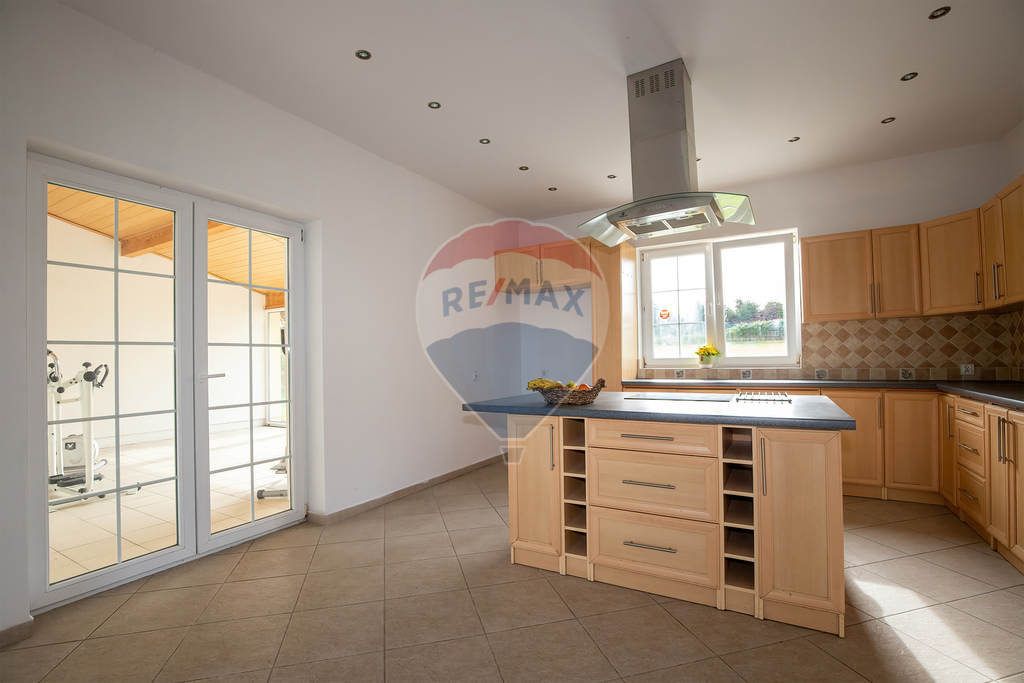 Rodzinna rezydencja z potencjałem pensjonatowym! (28)