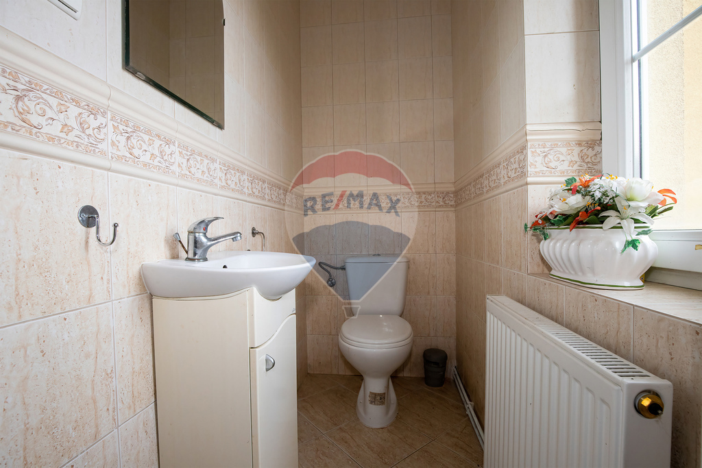 Rodzinna rezydencja z potencjałem pensjonatowym! (30)