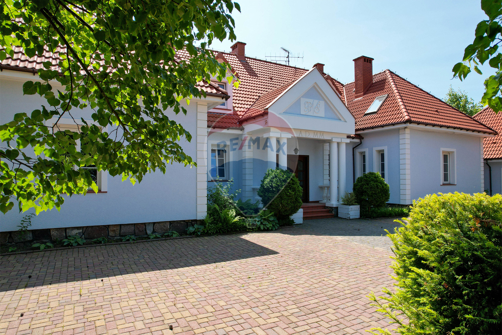 Willa z przestronnymi wnętrzami w Nowych Bielicach (1)