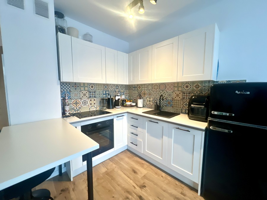 Nowy Apartament z Balkonem i Prywatnym Parkingiem (4)