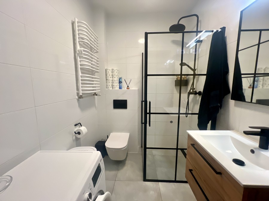 Nowy Apartament z Balkonem i Prywatnym Parkingiem (8)