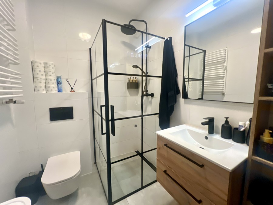 Nowy Apartament z Balkonem i Prywatnym Parkingiem (9)