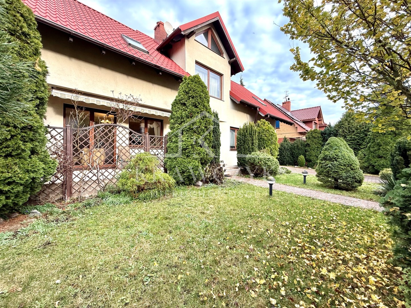 Gumieńce, Wolnostojący, Lokalizacja,Infrastruktura (1)