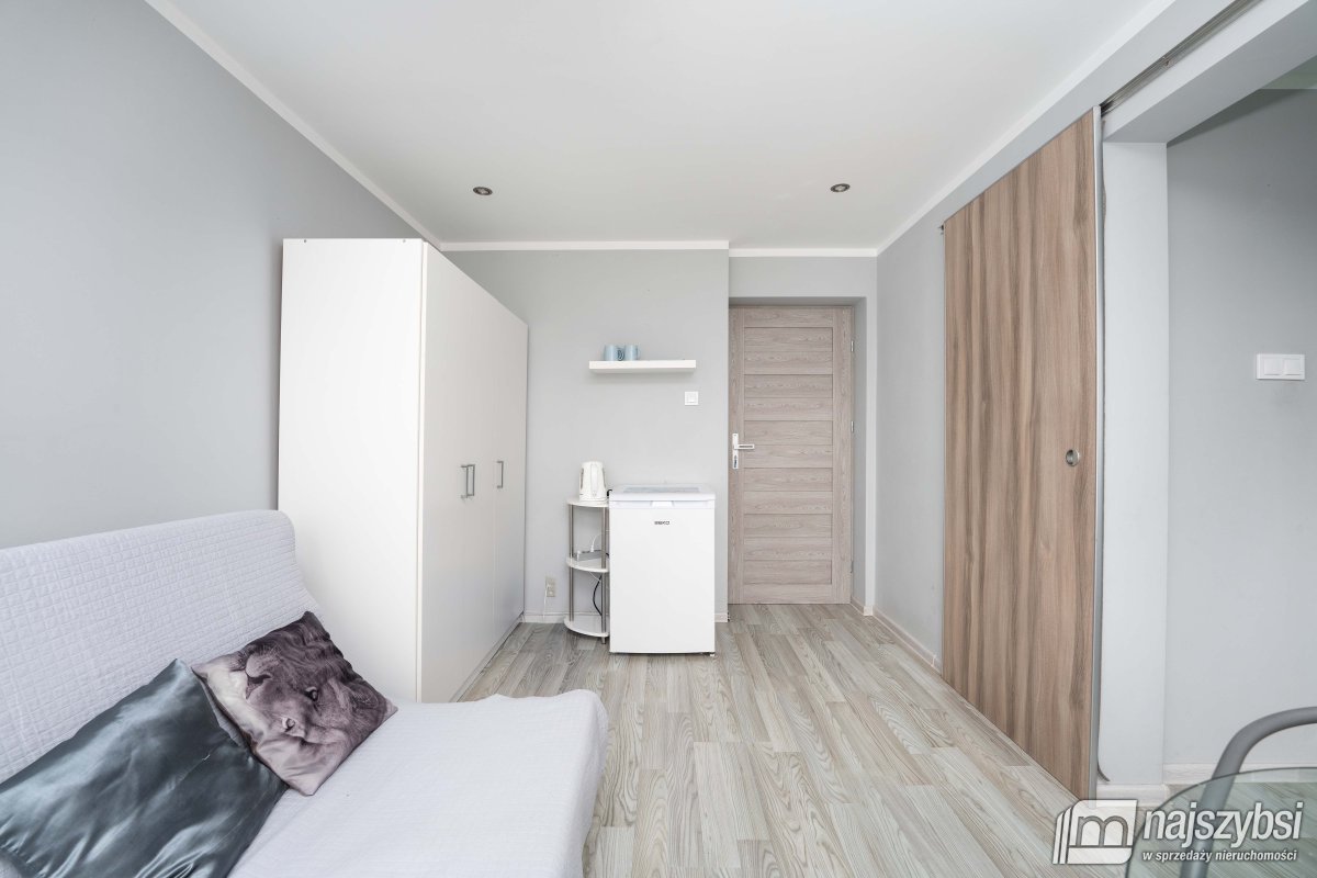 Międzywodzie- dochodowy pensjonat nad morzem (8)