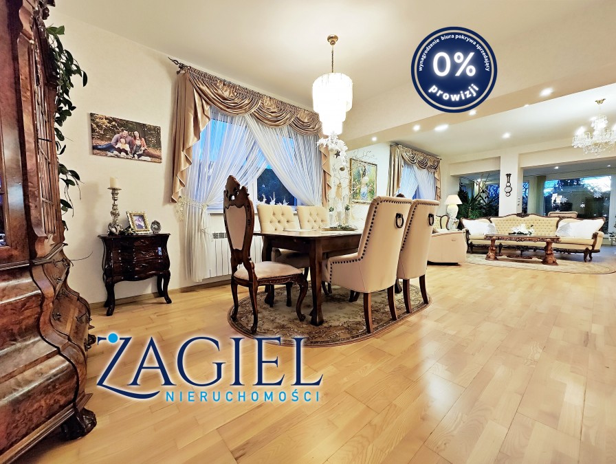 Piękny dom i duża hala. (1)