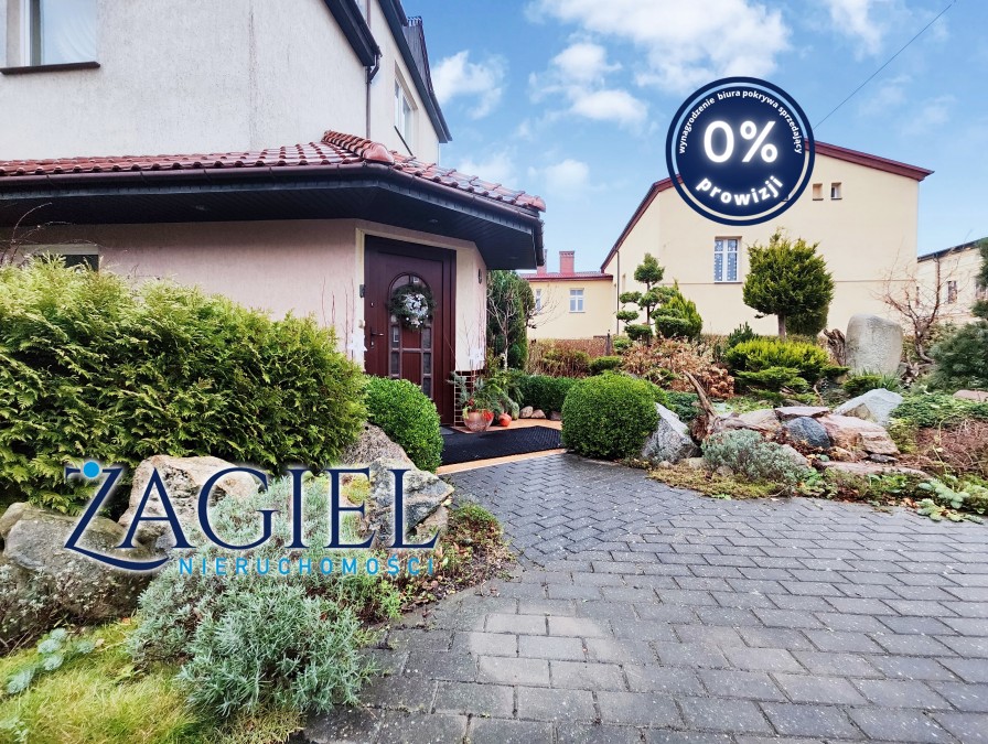 Piękny dom i duża hala. (2)