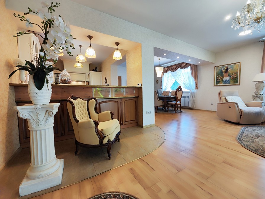 Piękny dom i duża hala. (4)