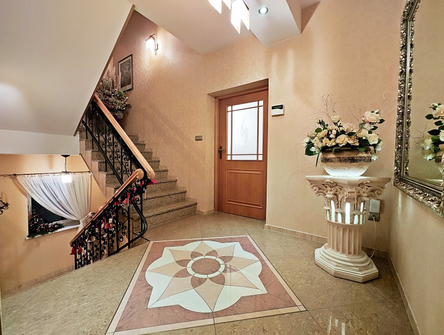 Piękny dom i duża hala. (7)