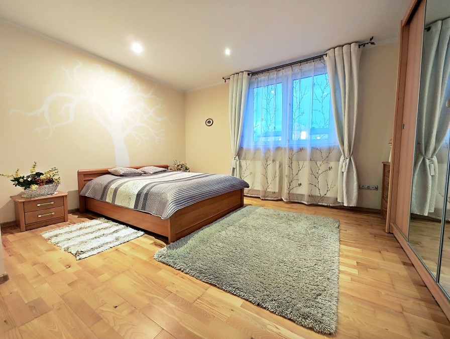 Piękny dom i duża hala. (11)