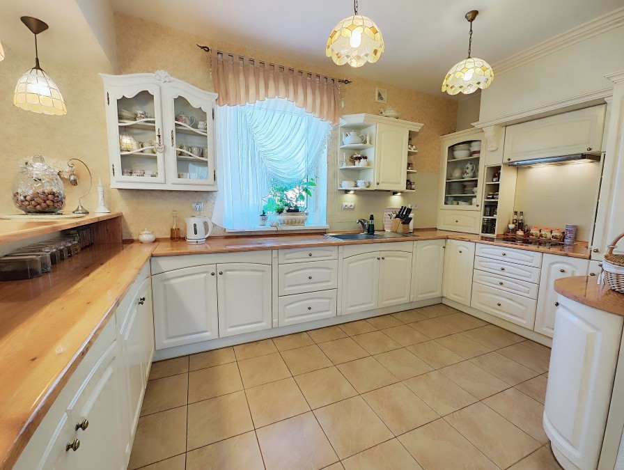 Piękny dom i duża hala. (12)