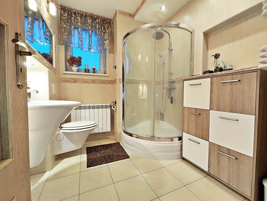 Piękny dom i duża hala. (13)