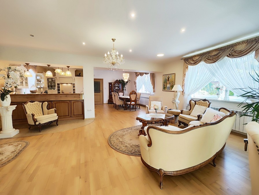 Piękny dom i duża hala. (14)