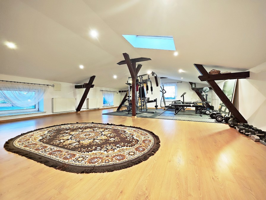 Piękny dom i duża hala. (17)