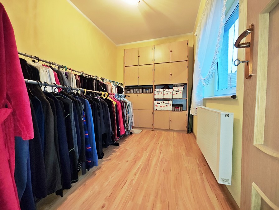 Piękny dom i duża hala. (18)