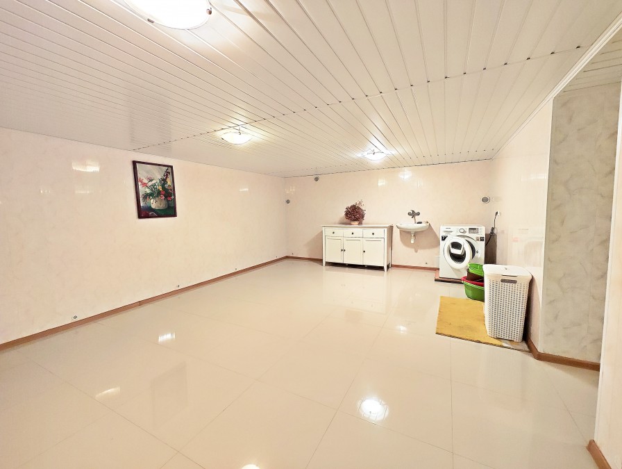 Piękny dom i duża hala. (20)