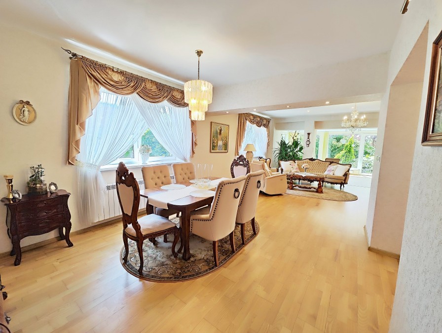 Piękny dom i duża hala. (21)