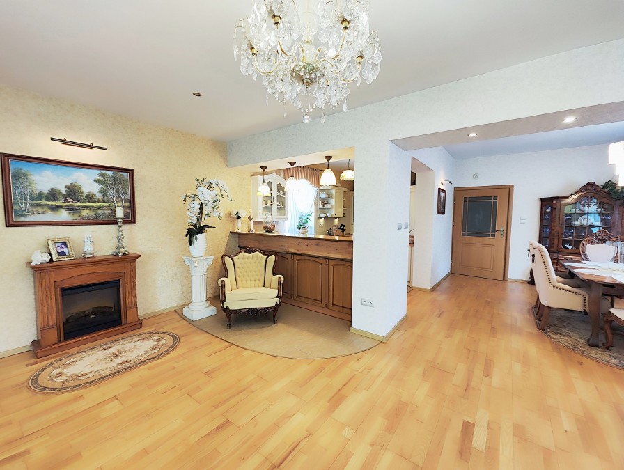 Piękny dom i duża hala. (22)