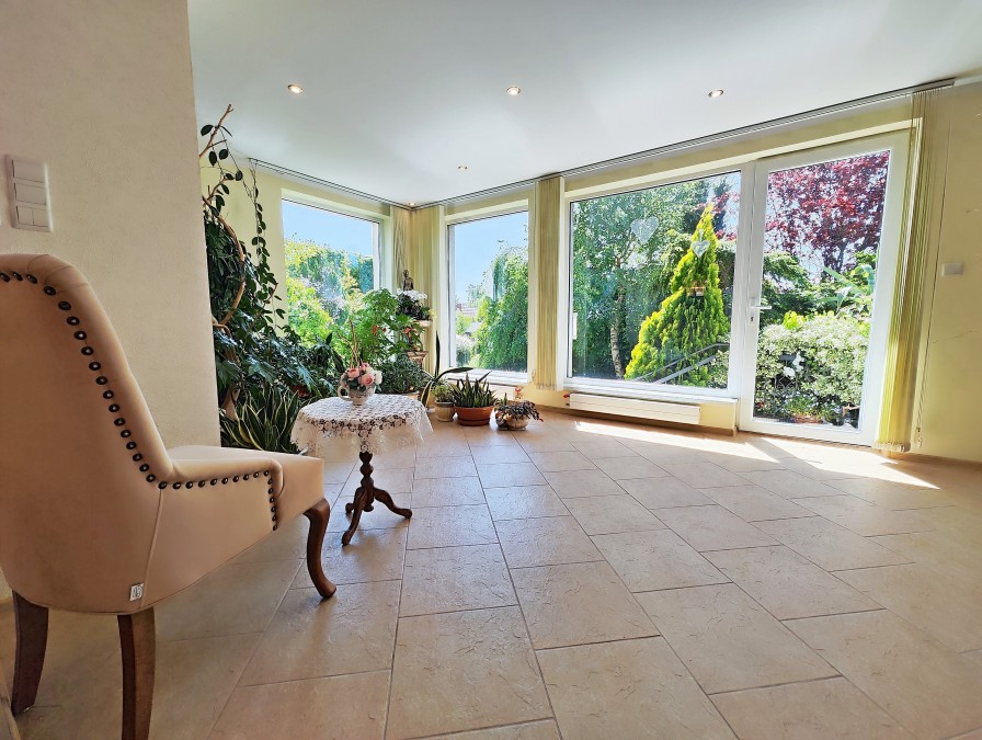 Piękny dom i duża hala. (24)