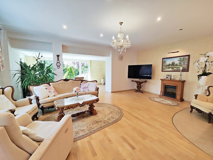 Piękny dom i duża hala. (25)