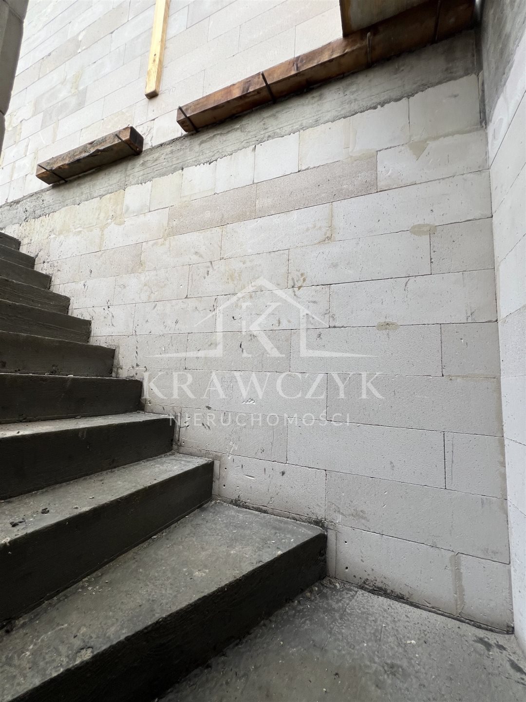 5 pokojowy bliźniak z garażem, trawa, ogrodzenie. (5)