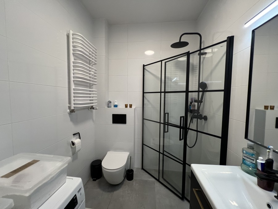 Nowy Apartament z Balkonem i Prywatnym Parkingiem (4)