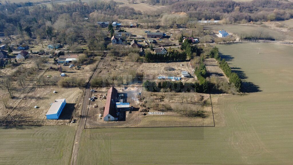 Duża działka rolna zabudowana budynkiem (1)