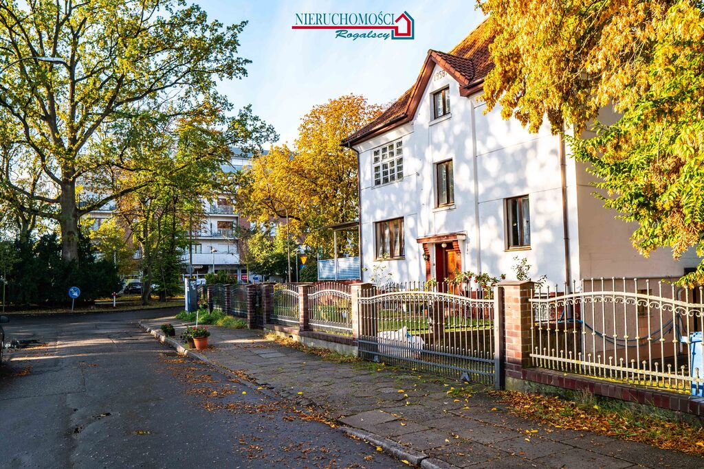 Część domu z garażem i ogródkiem (2)