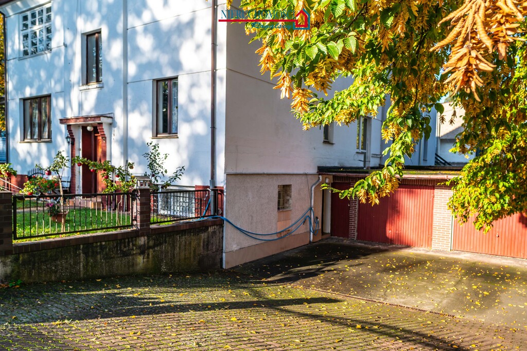 Część domu z garażem i ogródkiem (5)