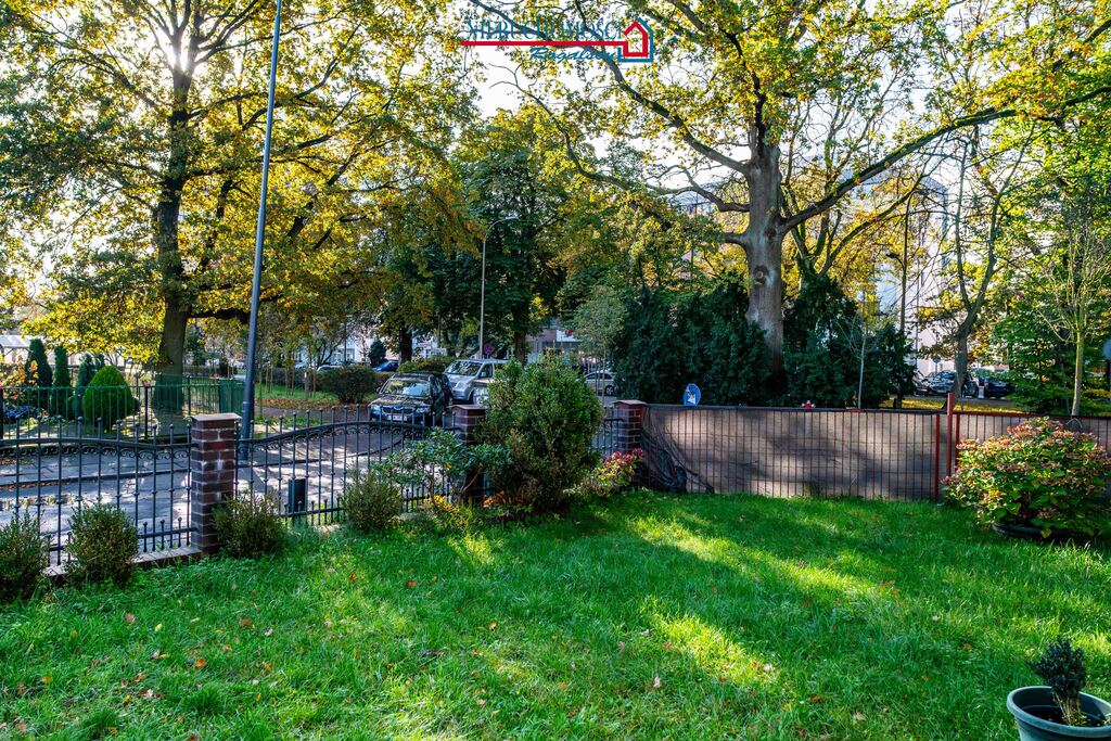 Część domu z garażem i ogródkiem (10)