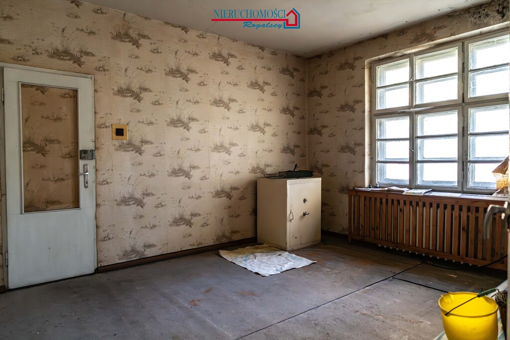 Część domu z garażem i ogródkiem (12)